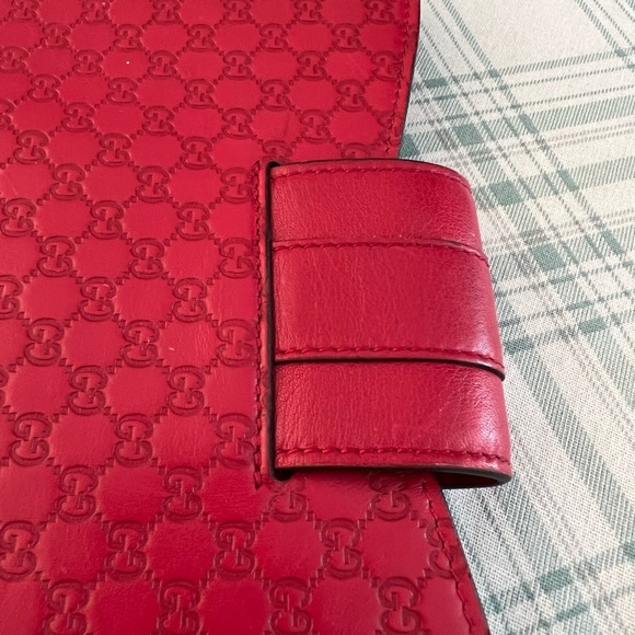 BEAUTIFUL RED GUCCI DOCUMENT OR LAPTAP CASE SMALL NOTICEABLE DAMAGE . - Picture 3 of 5